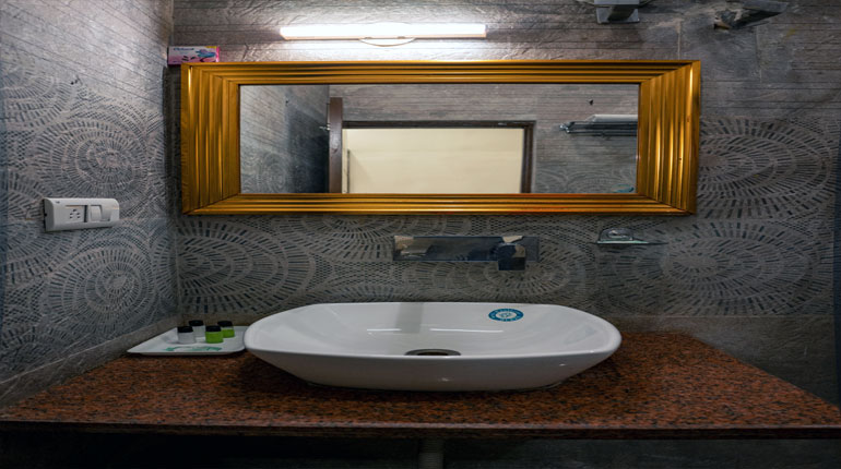 Dehradun hotel near Railway Station for short stays